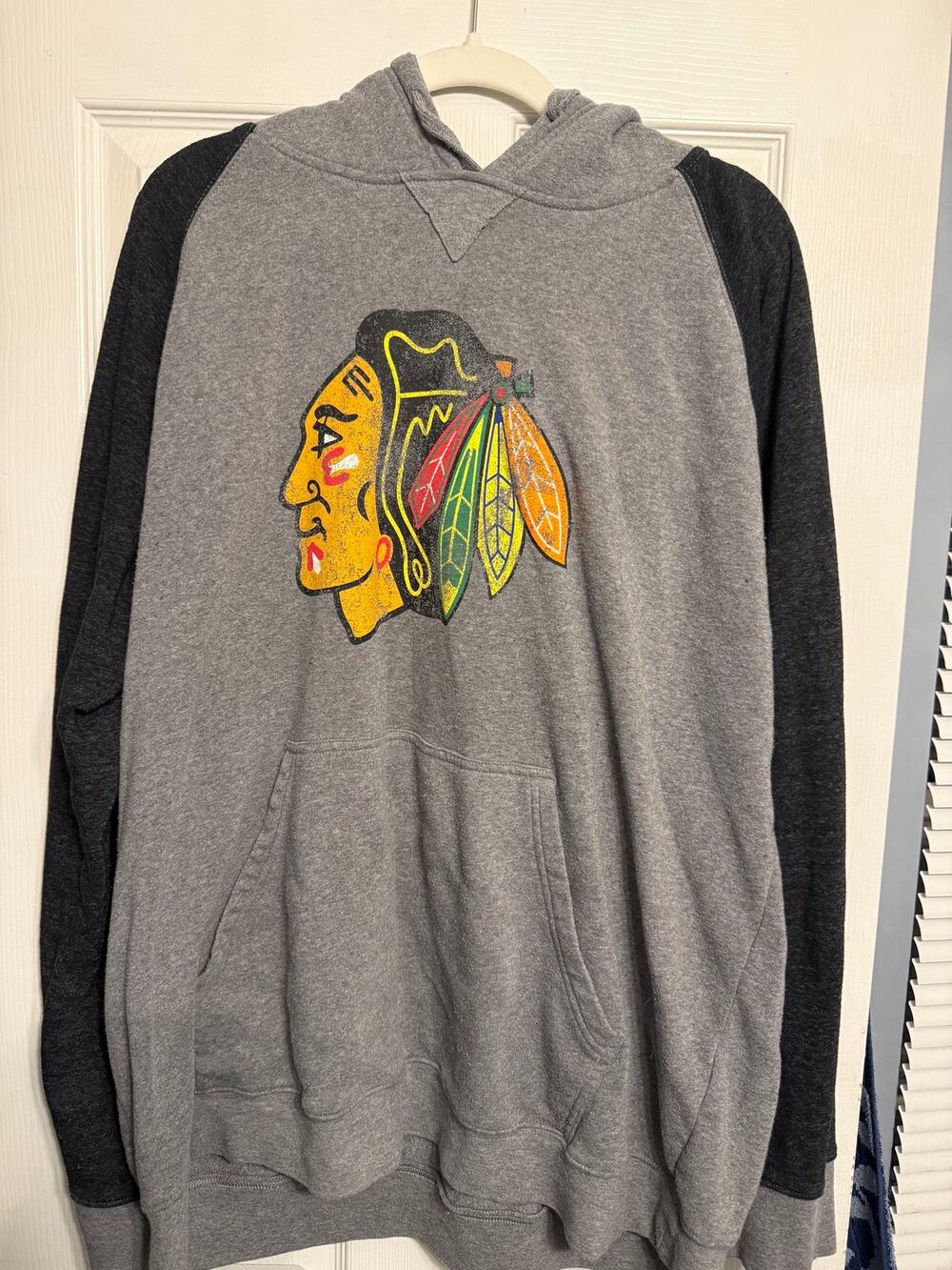 Chicago Blackhawks Fanatics Hoodie Mens 2XL Gray Black Distressed Logo NHL